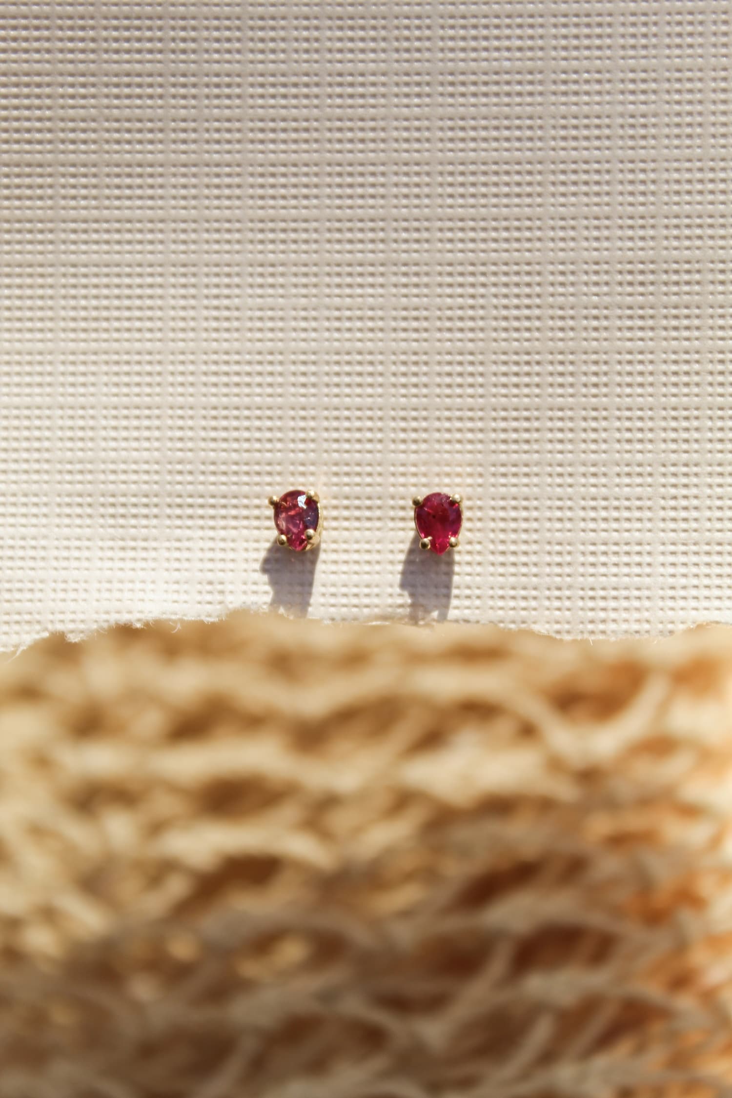 Aretes Topos rubi piedra rojo con rubí en oro Ley 750