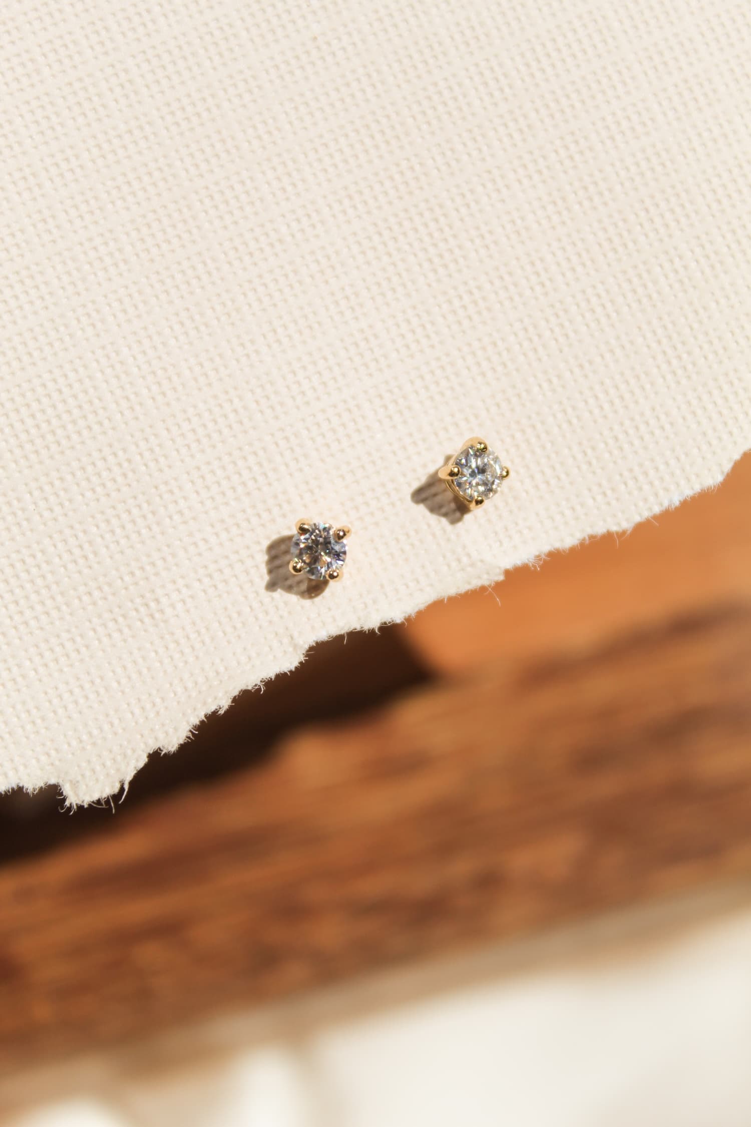 Aretes Topos moissanita piedra blanca con moissanita en oro Ley 750